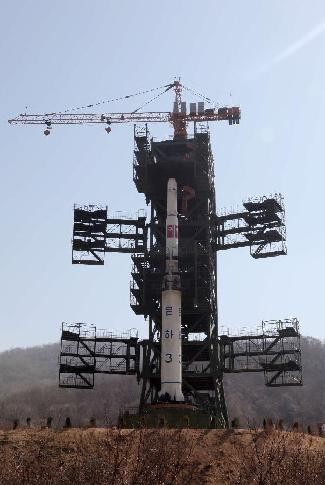 DPRK puts rocket on pad for satellite launch - ảnh 1